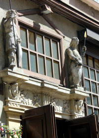 Sandsteinfiguren-über-Eingang